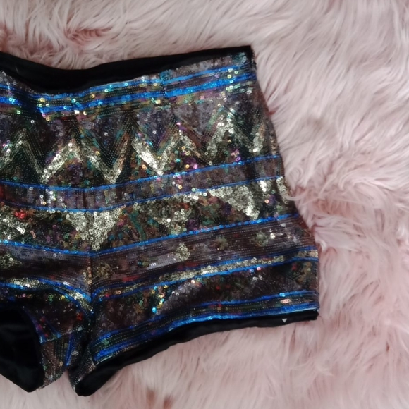 Shorts - Picture 3 of 14